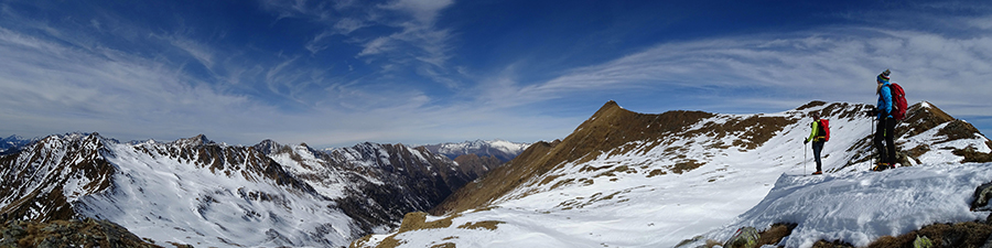 Salendo dal Passo a Cima di Lemma panorama verso la valle di Lemma e i suoi monti a sx Pizzo Scala e Cima di Lemma a dx